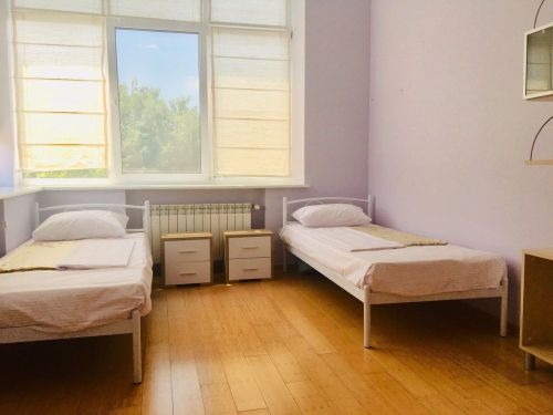 Умови пансіонату - Заміський котедж знаходиться поряд із лісопарковою зоною. Відмінне місце для любителів прогулянок.<br> На другому поверсі також є відкрита тераса з садовими меблями.<br> Просторі кімнати із санвузлами повністю укомплектовані. - Фото 3